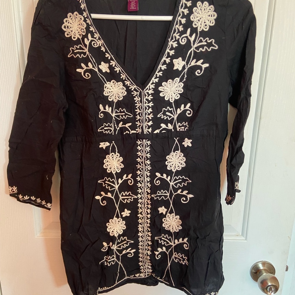 Embroidered Gloria Vanderbilt Black Top